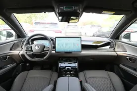 比亚迪汉EV车机智能化解析，15.6英寸中控屏幕，搭载骁龙665芯片图片