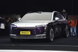 江淮与华为打造的尊界S800配得上100万么？对比迈巴赫S480如何？图片