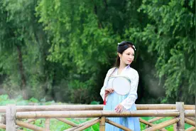 小说：穿越到原始部落，有一个瘦弱的小孩哥一直偷看自己，他是谁图片