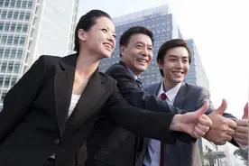 小说：流落荒岛，小伙率众和敌人展开搏斗图片