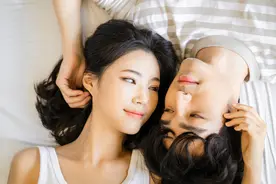 小说：她本不会喝酒，却难拒绝总裁的邀请，竟被当众灌醉了图片