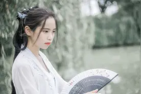 小说：熊孩子连小鸡也欺负，没想到鸡突然发了狂，追着他的屁股啄图片