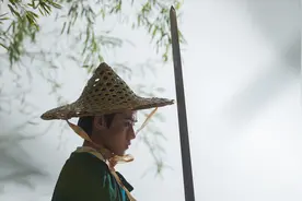 小说：男子身受重伤无法进食药材，她焦急不已直接嘴对嘴喂进去图片