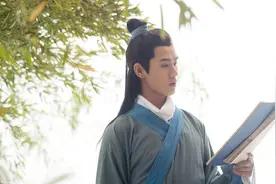 小说：黑曜石制作的石刀可真的锋利啊，女主也想要一把。图片