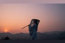 小说：他上前一步，她连忙后退，他步步紧逼，她步步躲闪图片