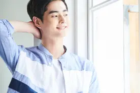 小说：荒岛求生，小伙为做食物用木头做了一口锅，被众美女称赞图片