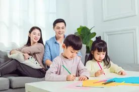 真有战斗鸡啊！暴躁公鸡拳打野牛，脚踢山羊，最后还骑到了人头上图片