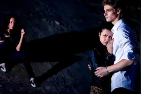 小说：直播间PK，嘴臭榜一甩出一万，美女主播担心小伙接不住图片