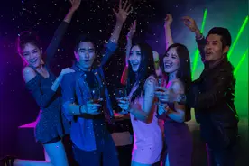 小说：这一天，三男三女的小屋中迎来了两位新人。图片