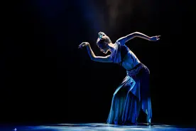 小说：换个世界，霸总说我模仿他白月光？等等，我模仿我自己？图片