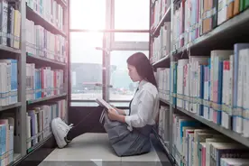 小说：诡异游戏，玩家全在躲避被怪物杀，有系统的她竟得诡异保护图片