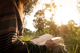 故事：调皮小孩把女同学辫子绑在板凳上，被发现后惨遭老师打手心图片