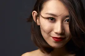 小说：大殿舞女一脸献媚，竟被皇帝看中封为贵人，众女恨得牙痒痒图片