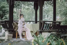 现实版灰姑娘！初入舞会的女孩，被帅哥教跳舞，这帅哥居然是王子图片