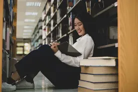 小说：规则怪谈世界降临，他跟随漂亮女生来到黑屋，无数人脸浮现图片