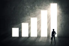 小说：火车上，小伙被一帮捞偏门的同行给坑到大出血，还不能还手图片