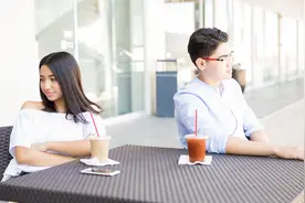 小说：穷小伙被未婚妻羞辱，撕毁婚约，殊不知他是高价别墅的主人图片