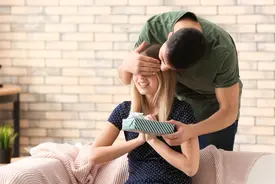 小说：柠栀挑眉，都快中午了还在河边洗衣服？图片