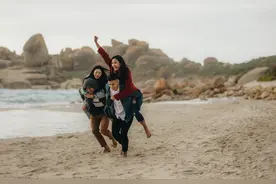 遇到老鹰，公鸡跑得比小鸡还快，事后非但不惭愧还夸耀自己机灵图片