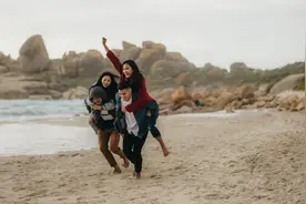 遇到老鹰，公鸡跑得比小鸡还快，事后非但不惭愧还夸耀自己机灵图片