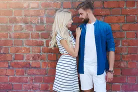 小说：美女在饭菜中给他下泻药，他将计就计，让她们自己吃掉图片