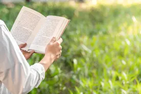 小说：我回农村老家，却发现守村人每天跟在我身后，寸步不离图片