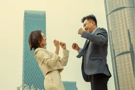 送给职场新人的肢体表达课，这样做可以增强听众的感染力！图片