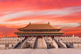 小说：魂穿三国，他收曹操宠刘备，就连王允都直呼圣君！图片