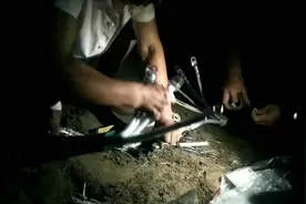 挖掘机一铲子下去挖断工地电缆，竟是把钢管看成钢管了，气坏老板视频封面