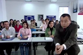 精豆儿上班迟到，怎料同事们鼓掌，下一秒尴尬了！视频封面