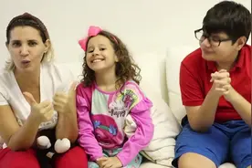 瓦伦蒂娜的妈妈照看孩子，因为她哥哥刚看到一个孩子！