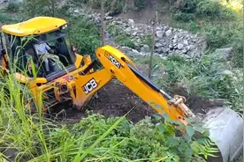 JCB反铲装载机铲平丘陵狭窄道路视频封面
