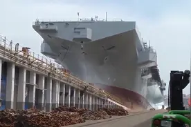 实拍新航母下水全程，你真的没见过，这场面太壮观了！视频封面