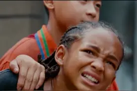 黑人小孩在院子里被人群殴，关键时刻维修工出现，打的好爽视频封面
