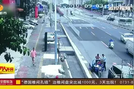 暖心！大风刮倒路边围栏压住路人，周围市民全冲上去了视频封面