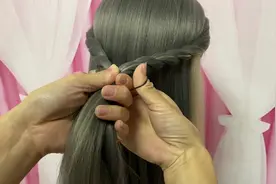 只要2跟橡皮筋机就能扎好的披肩发，不搭配任何发饰也很美