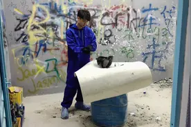 黑白小伙第六个愿望，去成都的一家“发泄馆”，有钱可以随便砸！视频封面