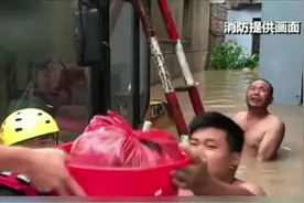 浙江临海江水倒灌，老人行动不便被困家中，消防员全力施救！