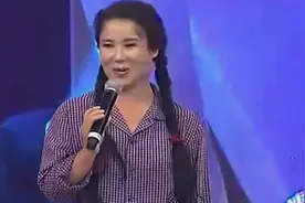 乡村爱情里扮演七嫂的王小华，和唐鉴军是夫妻，看看这对夫妻视频封面