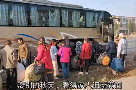 实拍湖北农民工外出打工场面，看得家人泪流满面，太心酸了视频封面