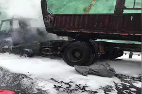 上三高速一辆半挂车撞上“水马”，边上车子被“糊”住视频封面