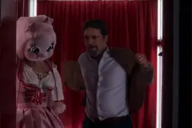 猪面女孩正在表演杀人秀，观众以为是节目效果，疯狂鼓掌欢呼视频封面