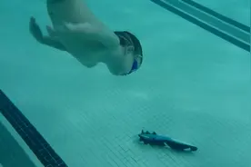 看看三岁小孩潜水去取玩具，怎么做到的？视频封面