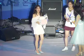 IU不小心把生日蛋糕掉在地上 表情一脸尴尬视频封面