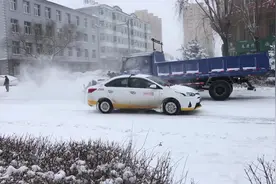 东北突降大雪，全县停课，高速封路，卢小开：下一晚上能有一米厚视频封面