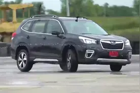 2020款斯巴鲁森林人的操控性如何？做个麋鹿测试就知道了