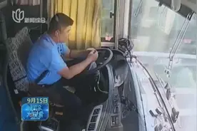 作！客车司机开车途中走神，双耳戴耳机还换笔芯，瞬间追尾前车视频封面