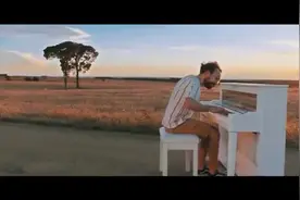 22岁小哥田野弹奏萌德歌曲串烧，这样的画面，是否也打动了你？