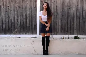 欧美美女的穿搭，上身白下身黑，经典的黑白配视频封面