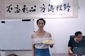 主播小姐姐削了几个苹果，在北方叫花牛南方叫蛇果，大家都说好吃